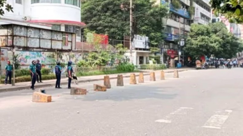 ধানমন্ডি আইডিয়াল কলেজের শিক্ষার্থীদের সঙ্গে পুলিশের সংঘর্ষ, ইটপাটকেল নিক্ষেপ